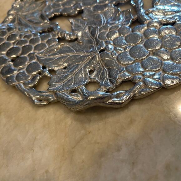 Arthur Court 1995 vintage aluminum grape designed tray - Picture 7 of 9